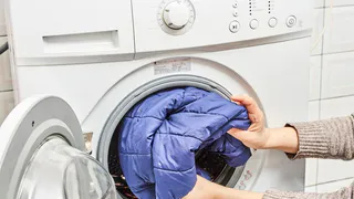 Намного лучше теннисных мячиков: при стирке пуховика киньте в барабан предмет с кухни — не будет ни комков, ни разводов