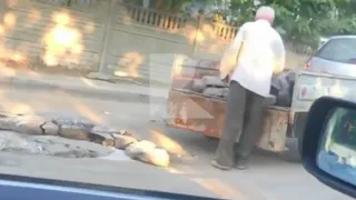 Супергерой, которого мы заслужили: рязанец самостоятельно заделывает ямы на дорогах города