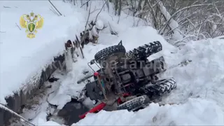 Трактор съехал в трубу — рабочий погиб: ЧП на улицах Казани