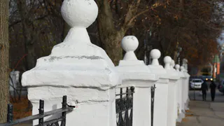 Подрядчик снова не справился с ремонтом ограды Верхнего городского парка