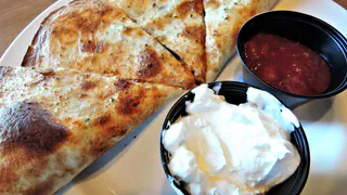 Наливаю молоко в банку и не трогаю до утра, затем открываю - сыр "Филадельфия" готов