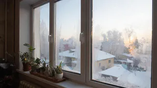 На окна ничего не клею и обогреватель не включаю: стащила идею у северян - дома тепло даже в сильный мороз