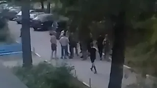 Очевидцы сняли на видео разборки во дворе на улице Зубковой
