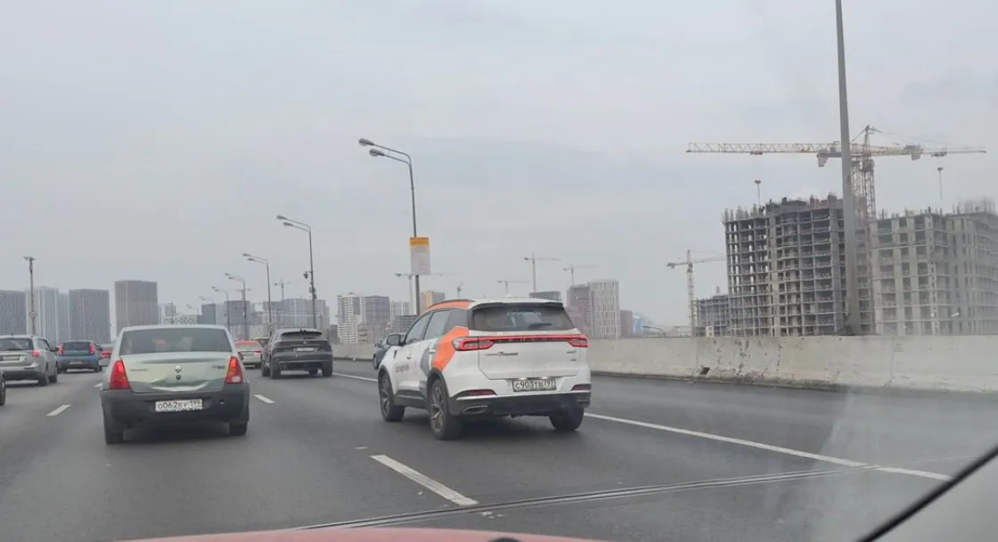 Если водитель сзади прижимается слишком близко — всегда делаю это: больше не подкрадывается 