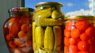 Секретный маринад «3−6−9»: огурцы получаются хрустящими, а помидоры просто тают во рту — проверенный рецепт