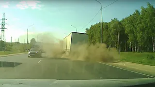 На Южной окружной у фуры взорвалось колесо. Видео