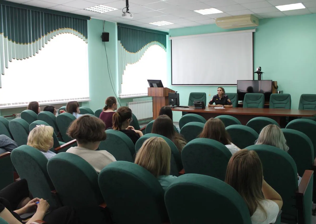 Челябинская полиция учит горожан распознавать аферистов и защищать свои сбережения