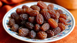 Сыплю 1 ложку — и вся грязь и масляный налет из изюма вытянутся на глазах: мудрые хозяйки моют сухофрукты только так