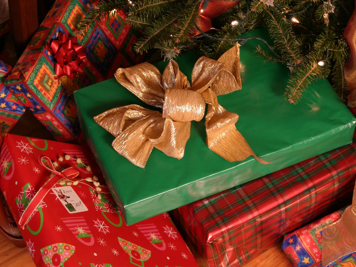 Не дарите кружки, носки и шампуни: что вручить друзьям на Новый год 2026 до 1000 рублей - простые варианты, которые наверняка понравятся