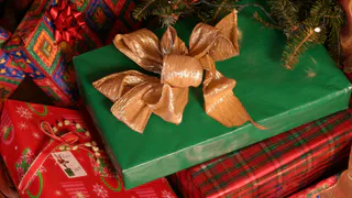 Не дарите кружки, носки и шампуни: что вручить друзьям на Новый год 2026 до 1000 рублей - простые варианты, которые наверняка понравятся