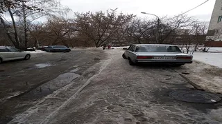 Брянский автомобилист перекрыл тротуар