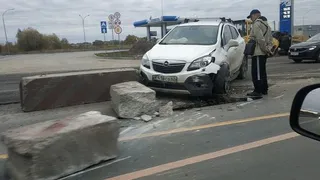 15 октября на Северной окружной в Рязани водитель Opel врезался в бетонный блок