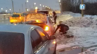 СТО на обочине: сразу шесть автомобилей пробили колеса на Северной окружной