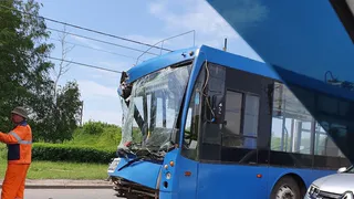 Пострадали 6 человек: на Московском шоссе троллейбус наехал на уборочную машину