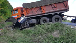 Подробности аварии в Ряжске: водитель "семерки" не справился с управлением и заехал под "КАМАЗ"