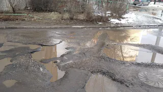 Рязанцы жалуются, что дорога на Березовой сплошь покрыта ямами
