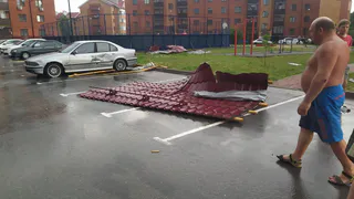 Накрыло по полной: во время урагана металлическая кровля повредила два автомобиля