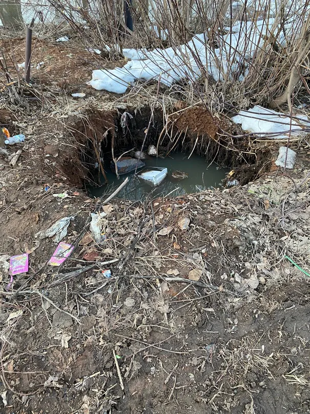 «Канализация полная, никто не чистит. Рядом садик, дети этим должны дышать?»