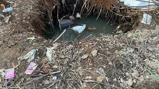 «Канализация полная, никто не чистит. Рядом садик, дети этим должны дышать?»