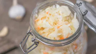 Квашу капусту на зиму только так: получается очень вкусной, сочной и хрустящей — раскрыт старинный русский рецепт