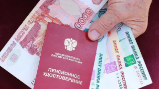 Накопительная часть пенсии: забрать все сразу или по частям?
