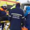 В Рязани спасатели вскрыли дверь и донесли пациента до скорой помощи 