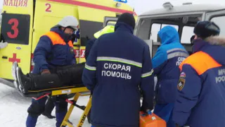 В Рязани спасатели вскрыли дверь и донесли пациента до скорой помощи 