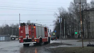 Есть пострадавшие: на улице Ушакова загорелась многоэтажка