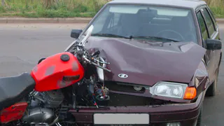 Очевидцы: на Бирюзова сбили девушку на мотоцикле, движение затруднено