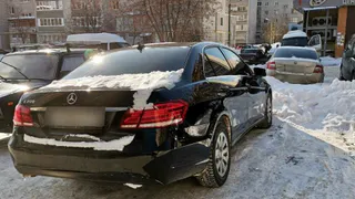 Стала пешеходом: у рязанки отняли Мерседес за долги