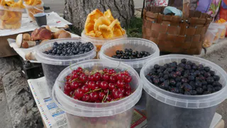 Эта летняя ягода самая вредная и опасная: а мы едим её как деликатес и детям своим даем