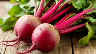 Беру свеклу и 1 банку кукурузы — а на выходе получаю очень вкусный салатик: и на праздник, и на каждый день