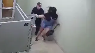 Избиение в подъезде: полиция начала проверку по факту случившегося