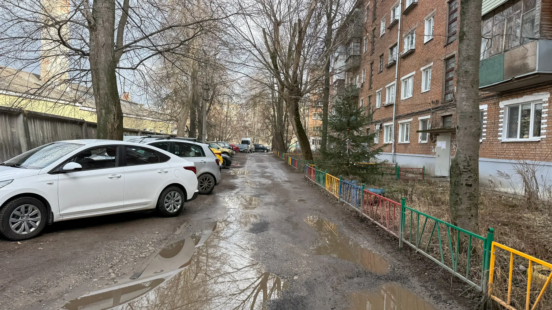 Дорога - сплошная грязь и лужи: рязанцы, проживающие на ул. Космонавтов, с трудом провожают детей в школу