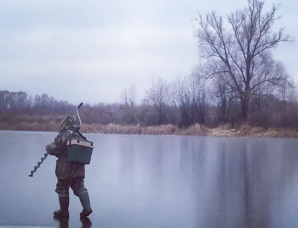 Рыбаки и дети на тонком льду: как не погибнуть на водоеме
