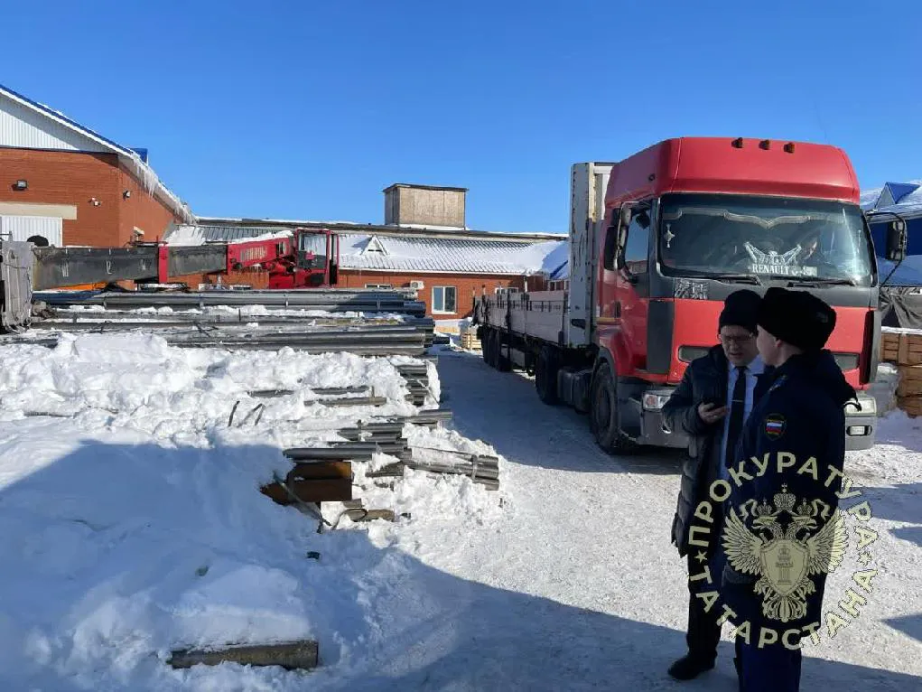 В Татарстане стрелой автокрана насмерть придавило рабочего