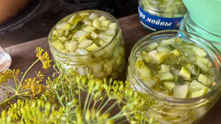 Никогда не натирала огурцы на терке, пока не попробовала этот рецепт: делаю уже третью варку, безумно вкусная закуска на зиму