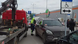 На парковке около ТРЦ «Глобус» эвакуируют автомобили