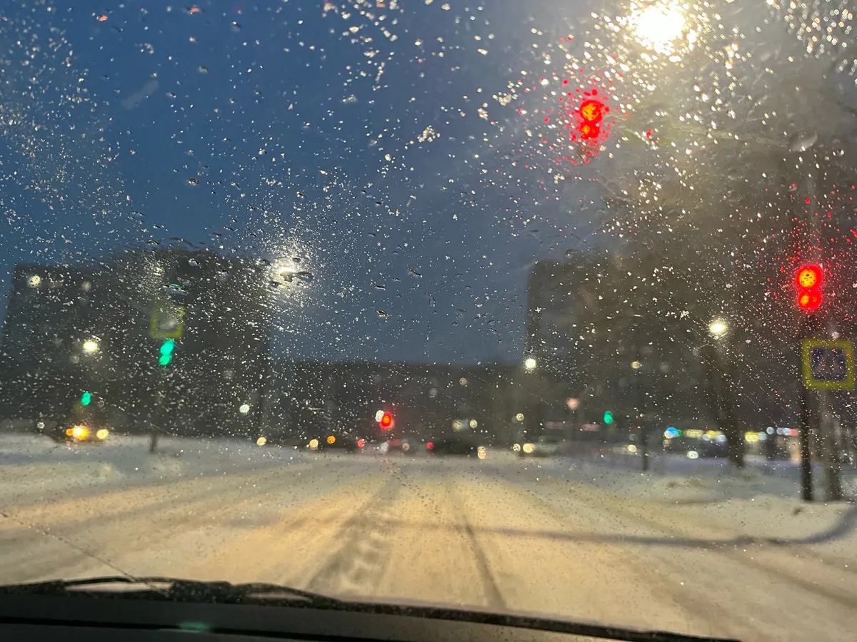 В связи с ухудшением погодных условий нижнекамские автоинспекторы призывают водителей быть осторожнее!