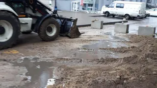 Не выдержал дождя: в Горроще из-за провала асфальта ограничили движение транспорта