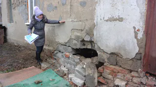 Дом с дырой в фундаменте: как выживает рязанская семья