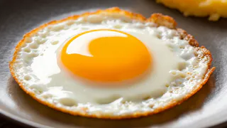 Яичницу на сковороде больше не жарю — беру простой стакан: получается в миллион раз вкуснее и всего за 3 минуты
