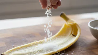 Банановую кожуру посыпаю солью —всю зиму не нарадуюсь своей смекалке: лучший лайфхак для опытных лентяев