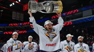 Юбилейную передачу выполнил шведский защитник Робин Пресс: веха в истории магнитогорского "Металлурга"