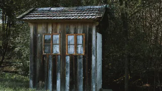 Вот что можно добавить в дачный туалет, чтобы отходы растворялись вместе с запахом: самые эффективные средства