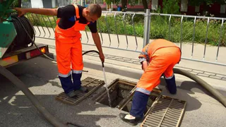 Коммунальщики не реагируют: на Октябрьской из ливневки раздается вонь