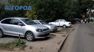 Цепочки, столбики и скандалы: как бороться с незаконным захватом парковочных мест?