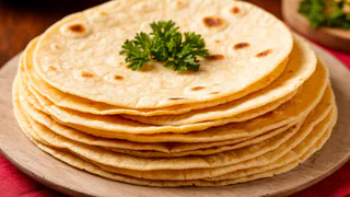 Нужны мука и кипяток — лепешки получаются вкуснее, чем пицца или чебуреки — домашние ни крошки не оставляют