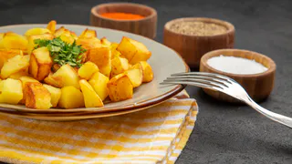 Зачем посыпать картофель мукой: хитрость от шеф-поваров для идеальной жареной картошечки