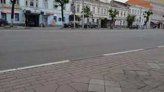 Прямо на Соборной: автомобилисты устроили парковку посреди тротуара